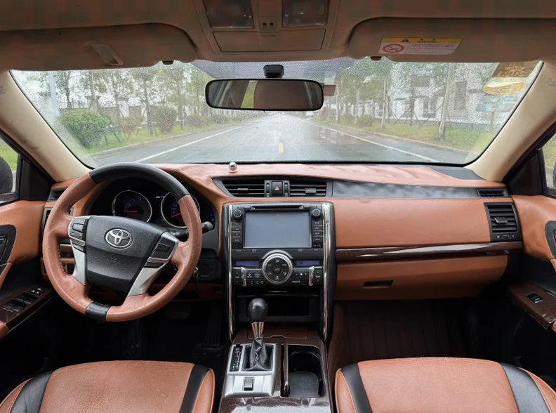 丰田锐志 驾驶室