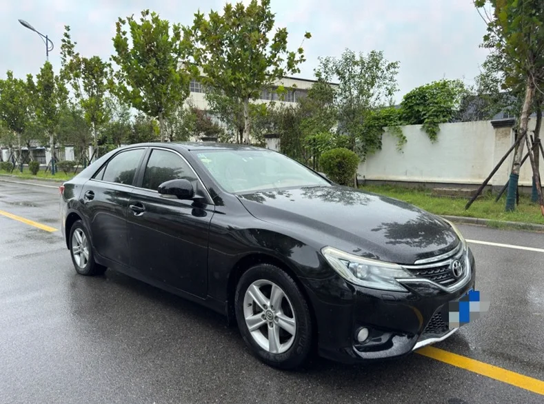 丰田锐志 正面外观三