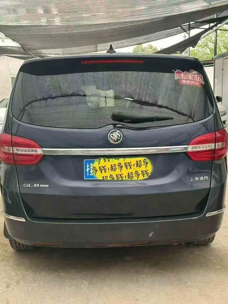 别克GL8 驾驶室