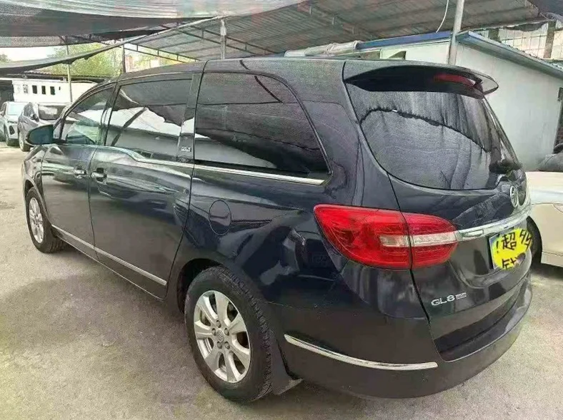 别克GL8 正面外观三