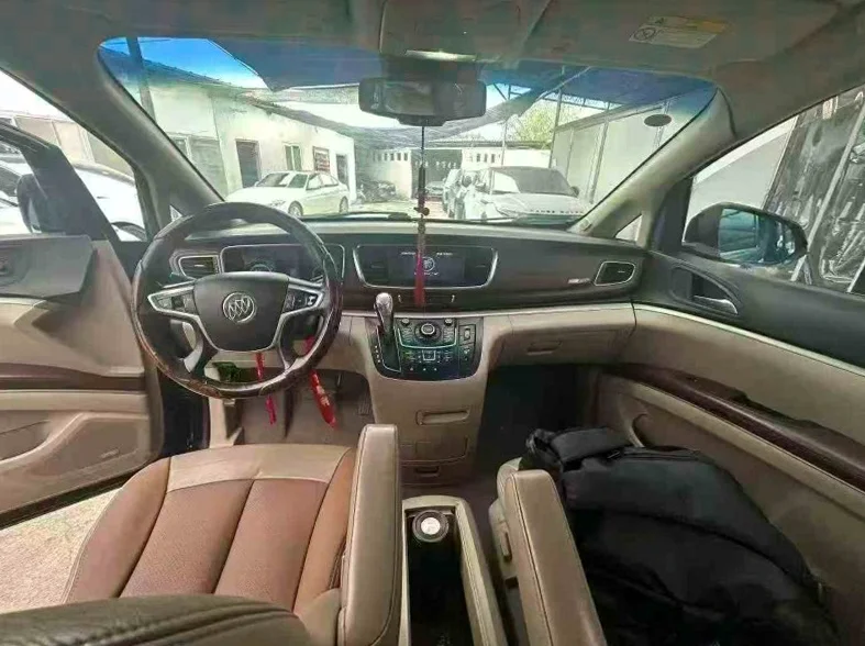 别克GL8 后面外观三