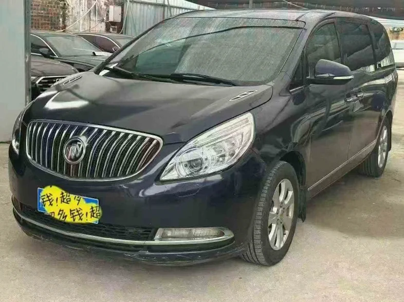 别克GL8 正面外观二