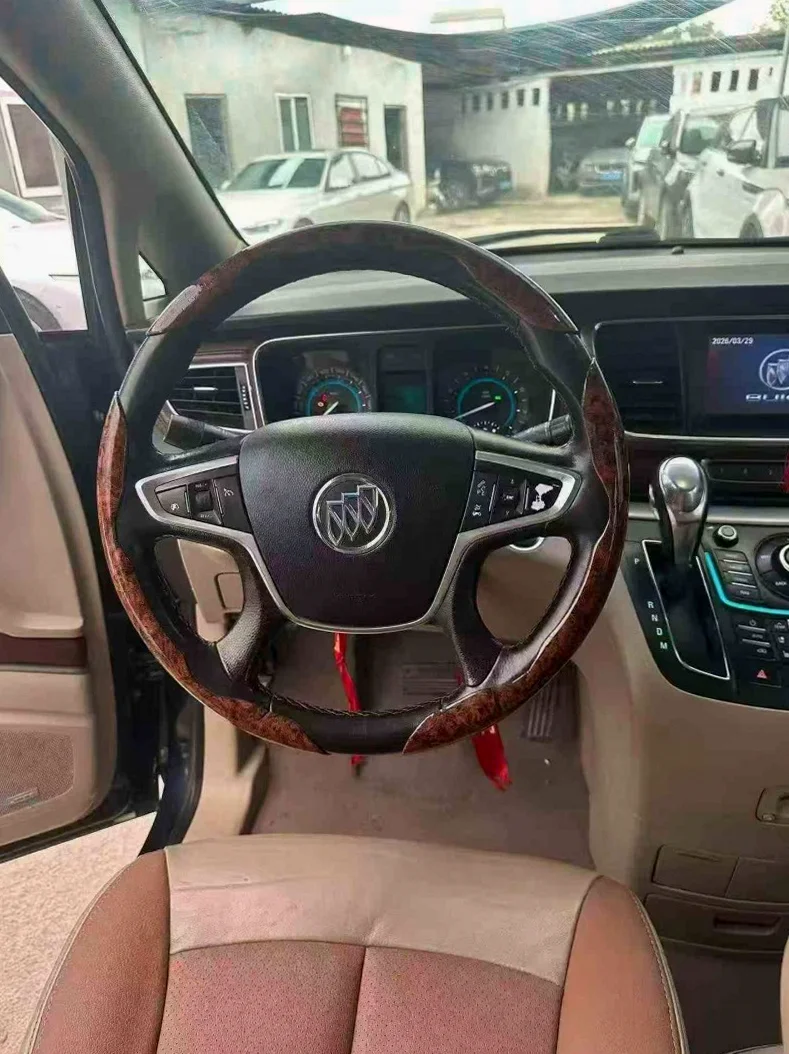 别克GL8 后面外观二