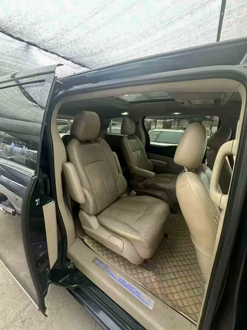 别克GL8 后面外观一