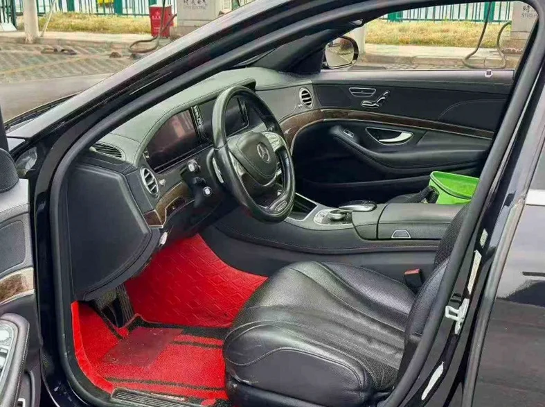 奔驰S 后面外观二