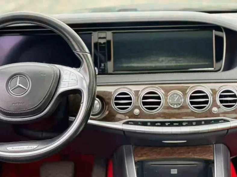 奔驰S 后面外观三