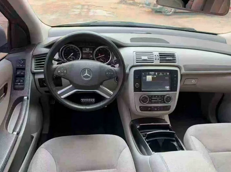 奔驰R 内饰前排