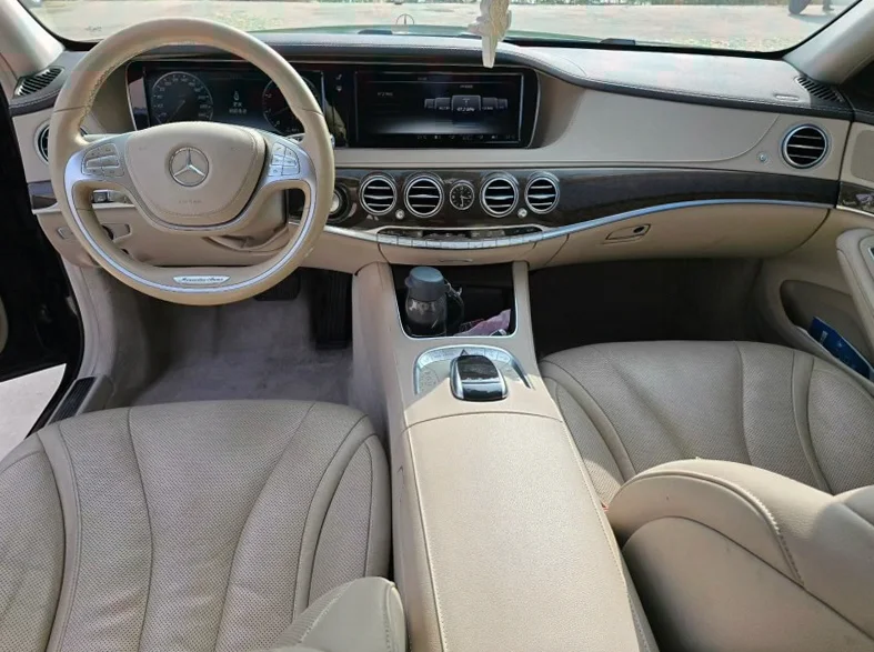 奔驰S 内饰前排