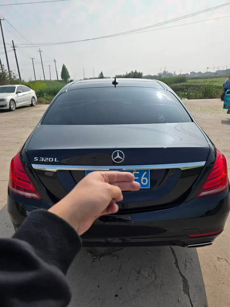 奔驰S 后面外观二