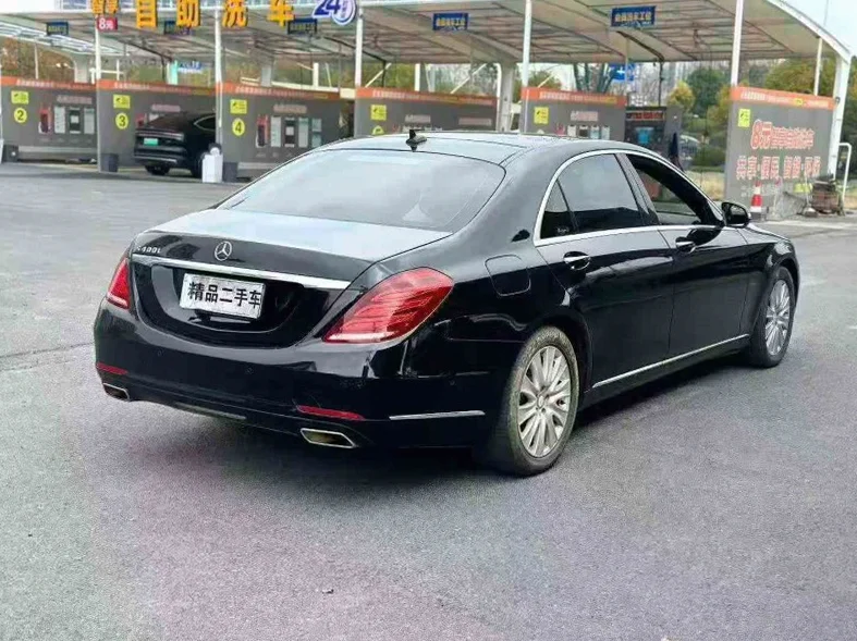 奔驰S 内饰后排