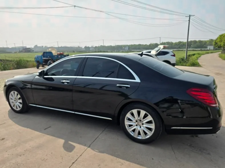 奔驰S 后面外观三