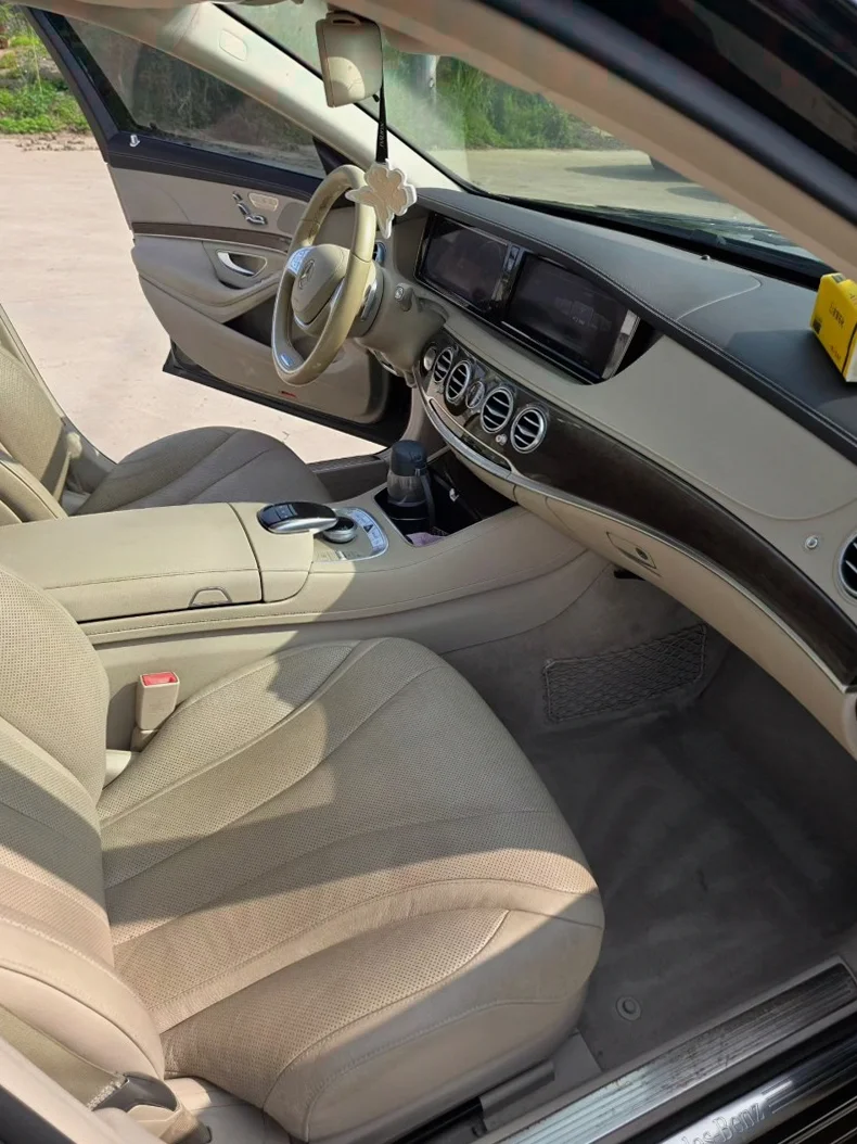 奔驰S 后面外观一