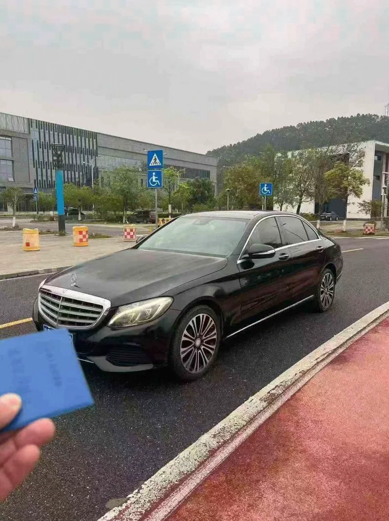 奔驰C 正面外观二