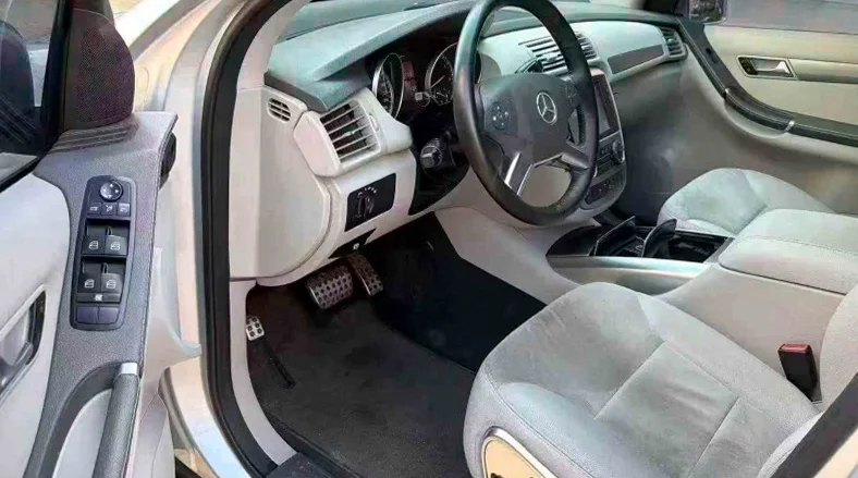 奔驰R 后面外观一