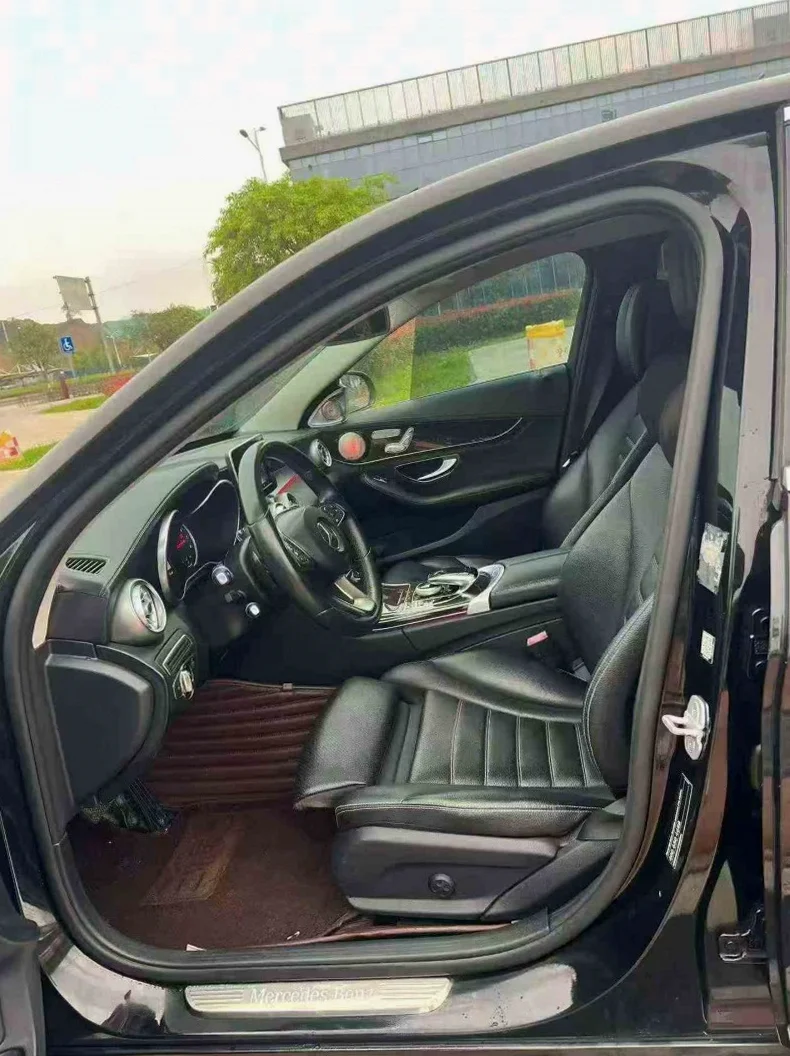 奔驰C 后面外观一