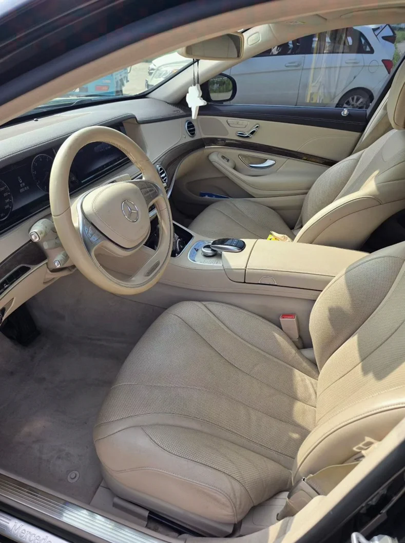 奔驰S 内饰后排