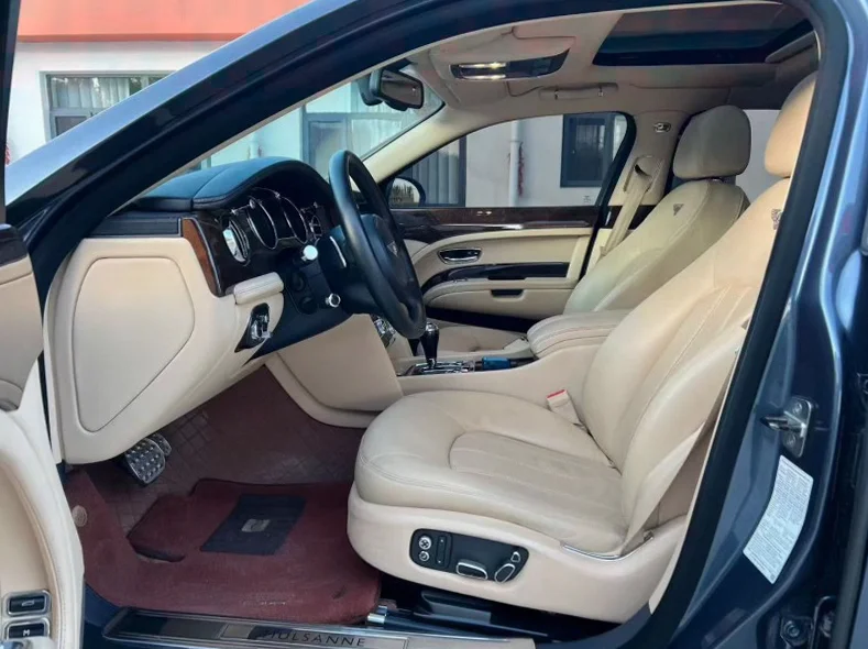 宾利慕尚 后面外观一