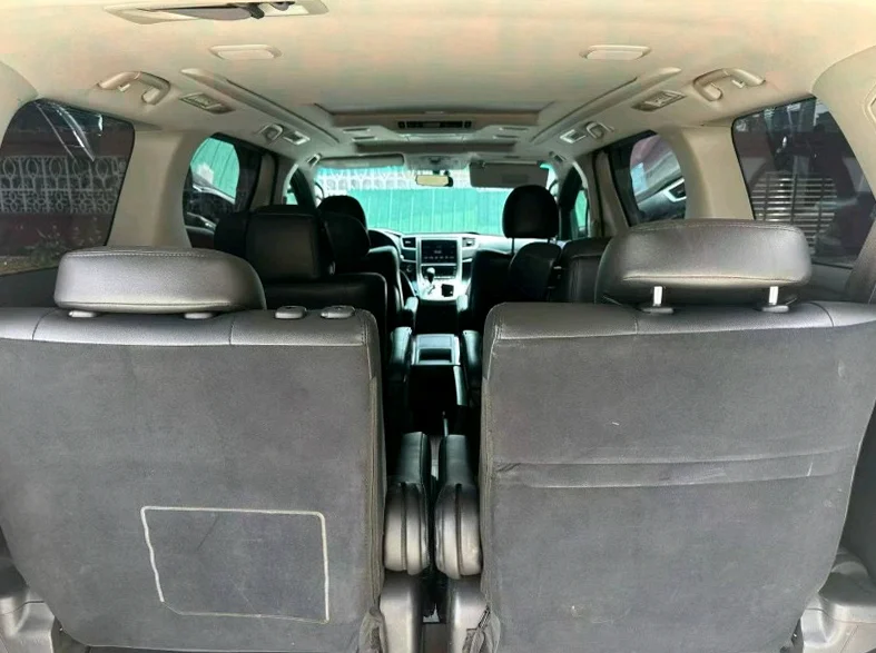 丰田埃尔法 后面外观三