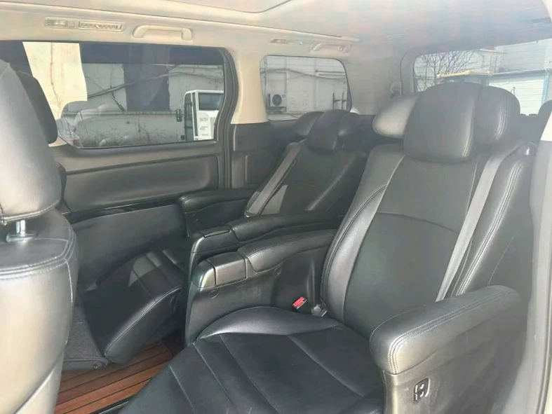 丰田埃尔法 后面外观二