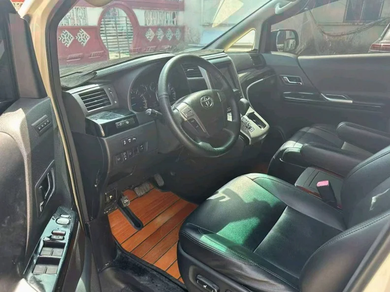 丰田埃尔法 后面外观一