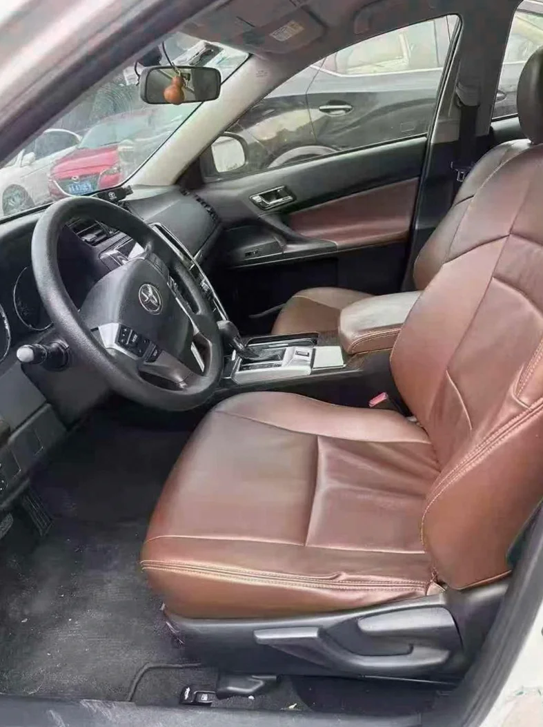 丰田锐志 后面外观一