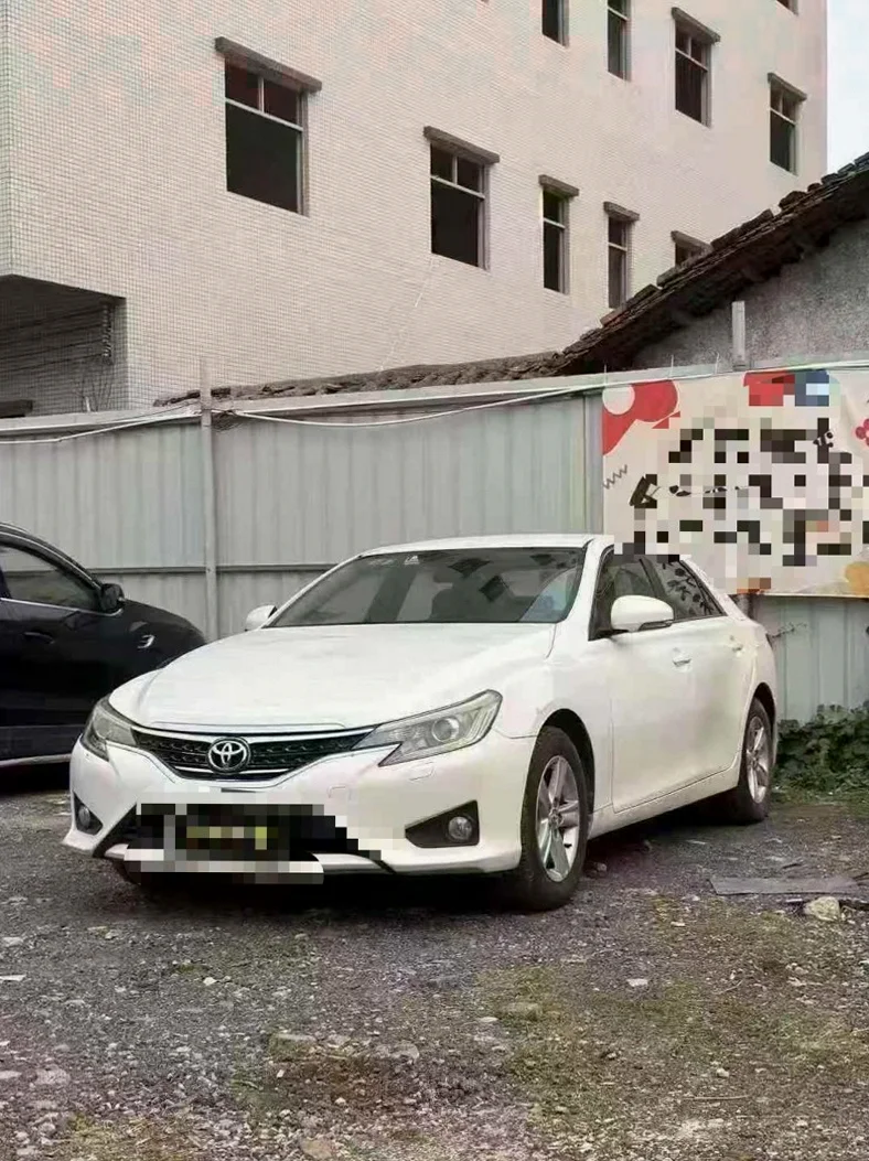 丰田锐志 正面外观二