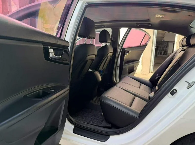 起亚K4 内饰后排