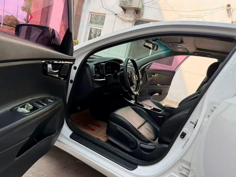 起亚K4 后面外观一