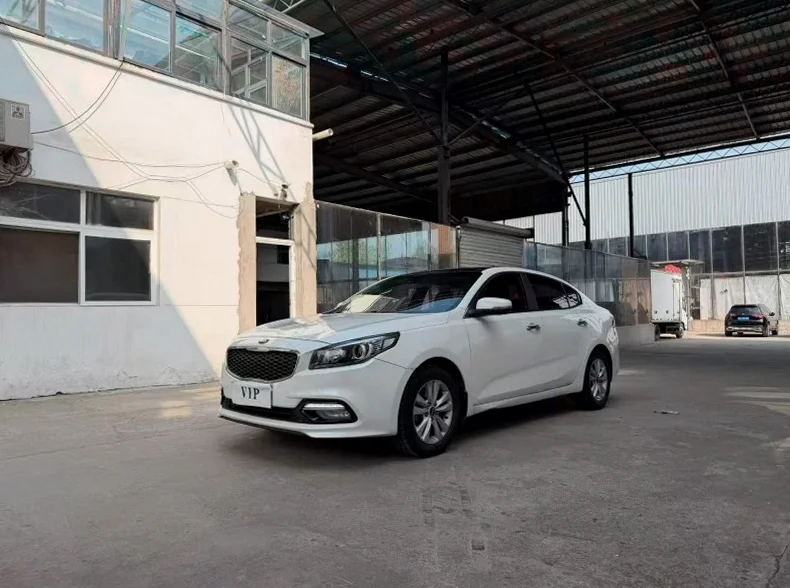 起亚K4 正面外观二