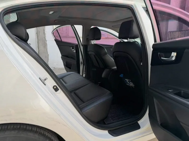 起亚K4 内饰前排