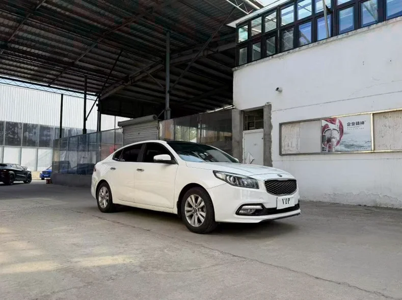 起亚K4 正面外观三