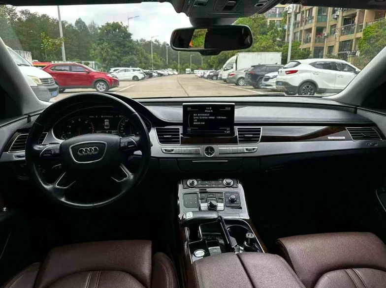 奥迪A8L 后面外观一