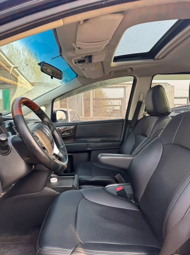 本田艾力绅 内饰前排