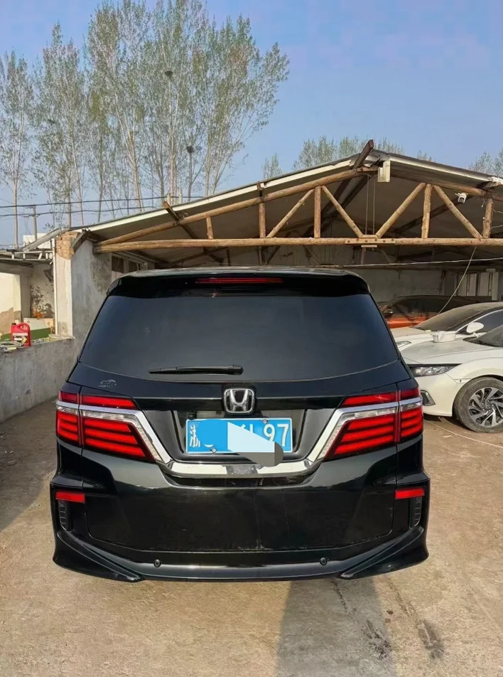 本田艾力绅 后面外观二