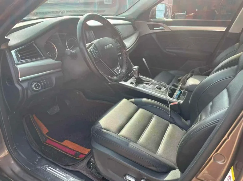 哈弗H7 内饰前排