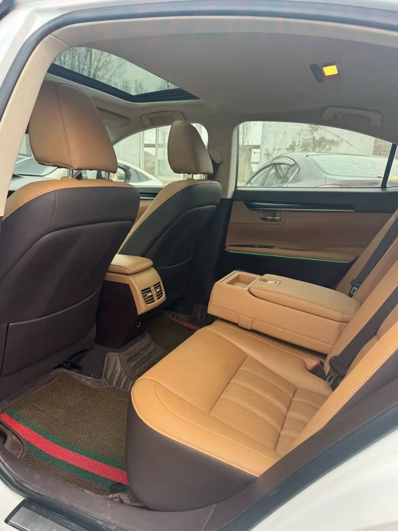 雷克萨斯ES 驾驶室