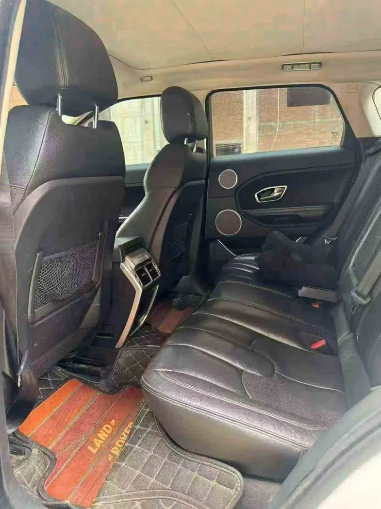 路虎极光 内饰后排