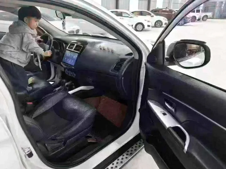 三菱劲炫 内饰前排