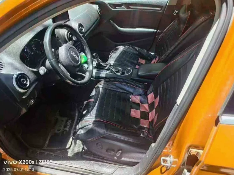 奥迪A3 内饰前排