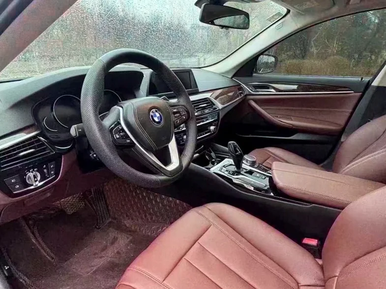 宝马5系 后面外观一