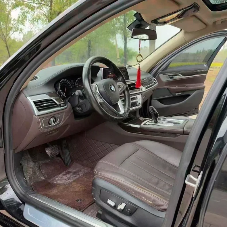 宝马7系 后面外观一