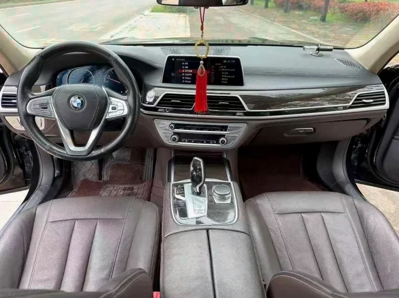 宝马7系 后面外观三