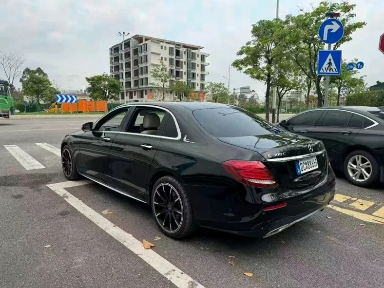 奔驰E 内饰前排