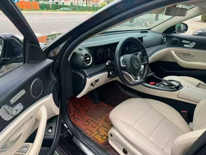 奔驰E 后面外观三