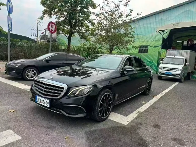 奔驰E 正面外观三