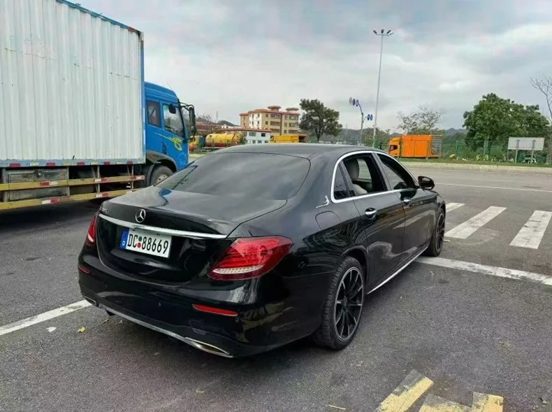 奔驰E 内饰后排