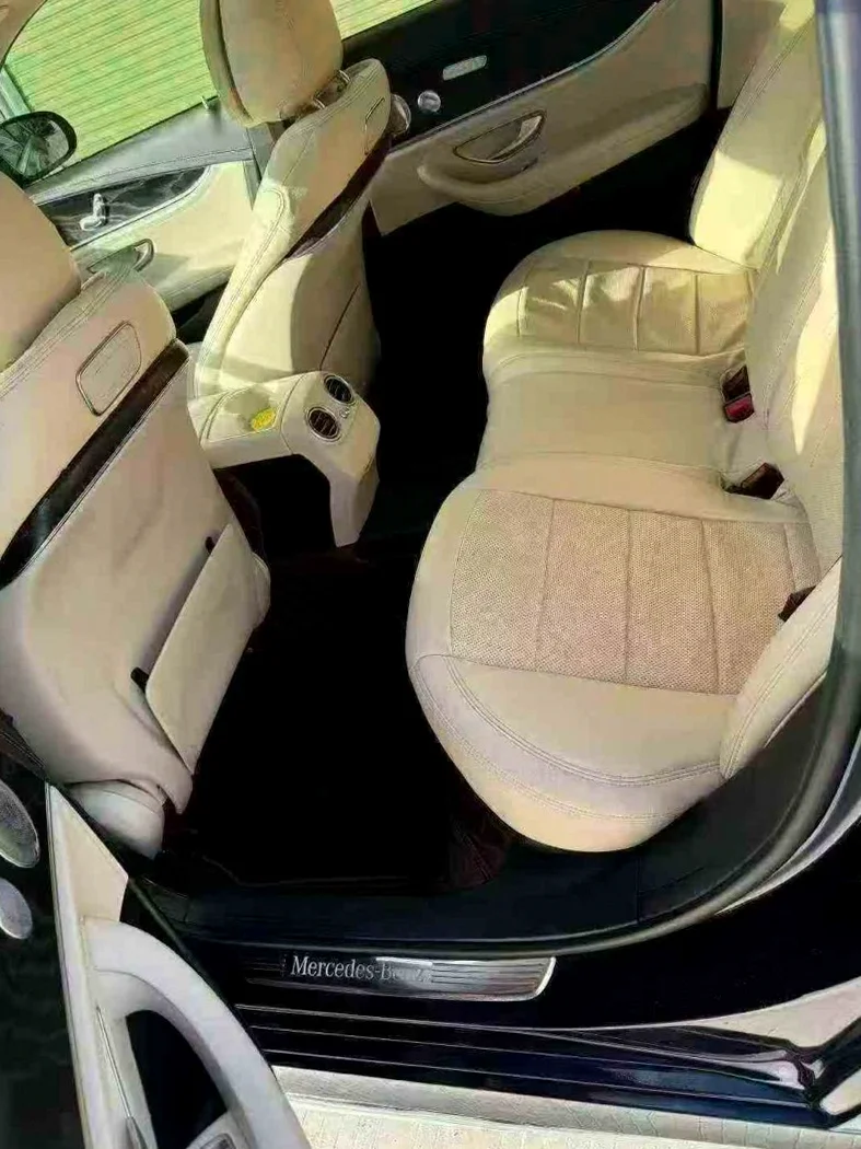 奔驰E 后面外观一