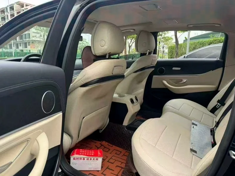 奔驰E 后面外观一