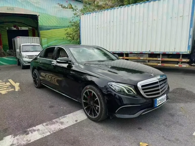 奔驰E 正面外观二