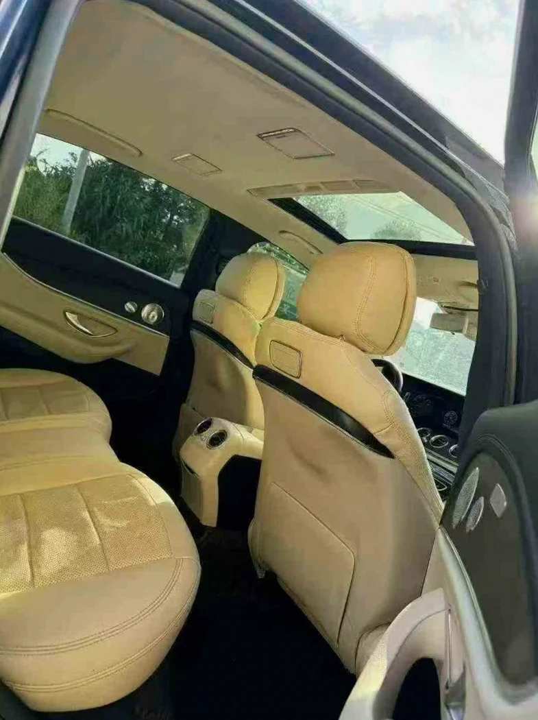 奔驰E 内饰后排